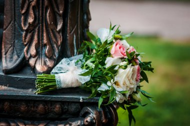 gelin buketi beyaz ve pembe güller