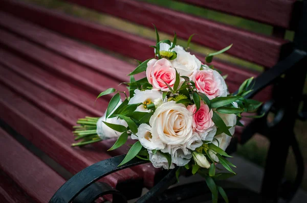 Свадебный букет из белых и розовых роз — стоковое фото