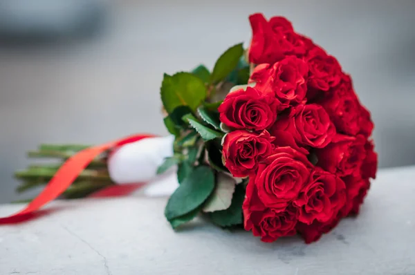 红玫瑰婚礼花束。婚礼当天 — 图库照片