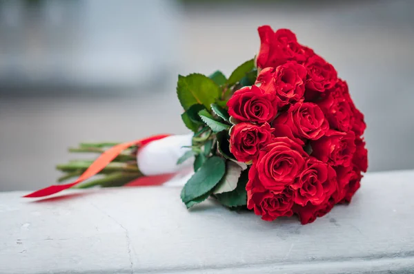 Bouquet de mariage avec des roses rouges. jour de mariage — Photo