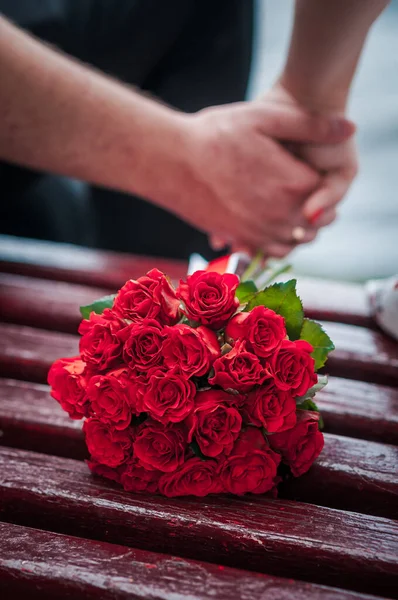 红玫瑰婚礼花束。婚礼当天 — 图库照片