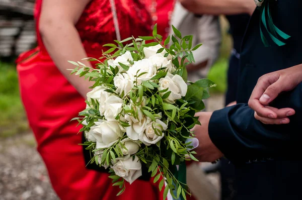 Buquê com rosas brancas nas mãos do noivo — Fotografia de Stock
