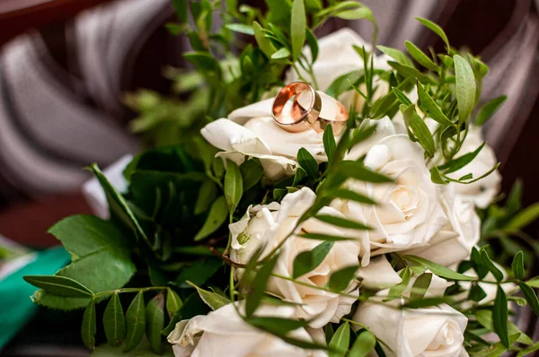 Свадебный букет из белых роз с обручальными кольцами — стоковое фото