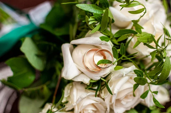 婚戒白玫瑰的新娘花束 — 图库照片