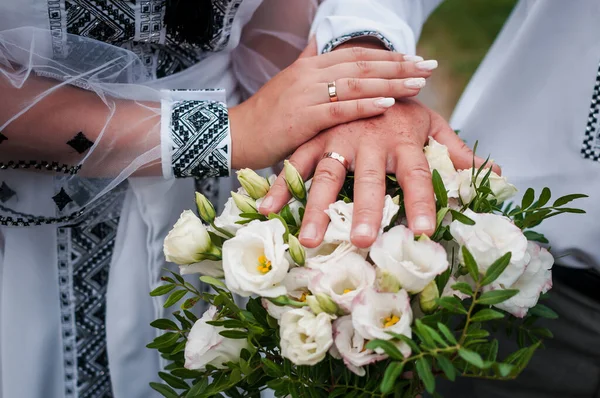 Händer Nygifta Med Vigselringar Bröllopsbukett Med Vita Rosor — Stockfoto