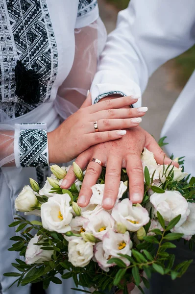 Händer Nygifta Med Vigselringar Bröllopsbukett Med Vita Rosor — Stockfoto
