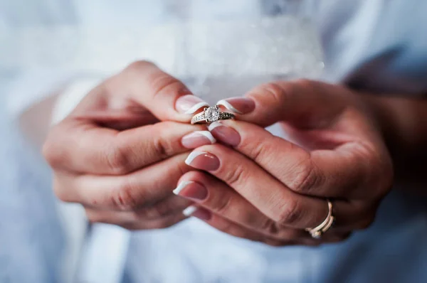 Bride Holds Gold Ring Her Hands — Stock Photo, Image