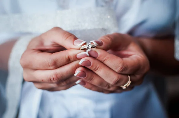 Невеста Держит Руках Золотое Кольцо — стоковое фото
