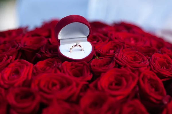 Wedding Ring Red Bouquet Roses — Stock Photo, Image