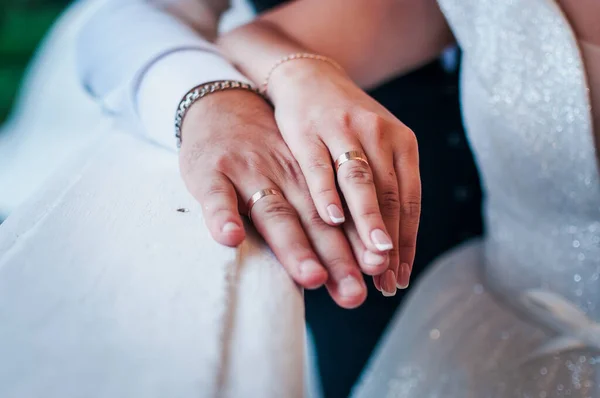 Mãos Recém Casados Com Anéis Casamento — Fotografia de Stock