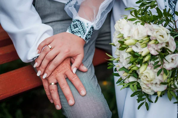 Händer Nygifta Med Vigselringar Och Bröllopsbukett — Stockfoto