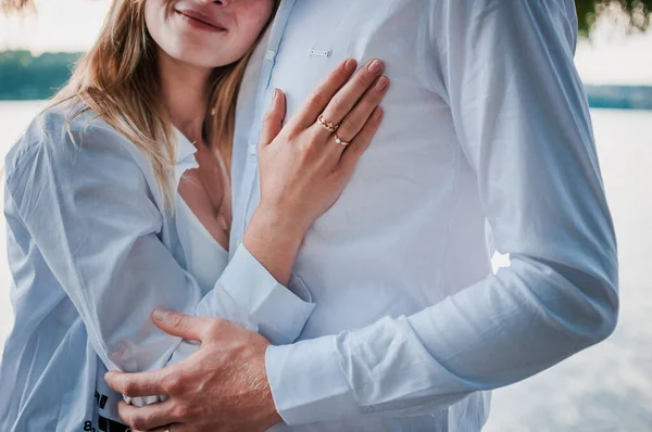 结婚戒指的新婚夫妇的手 — 图库照片