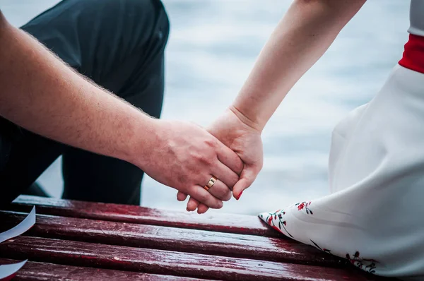 結婚指輪付きの新婚夫婦の手 — ストック写真