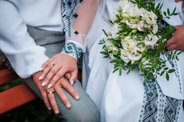 Händer Nygifta Med Vigselringar Och Bröllopsbukett — Stockfoto