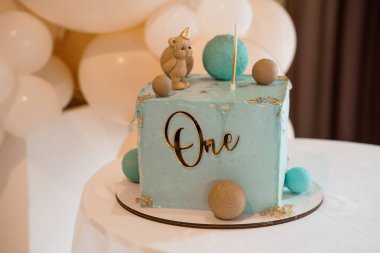 Oyuncak ayıyla süslenmiş güzel bir pastaydı ve 