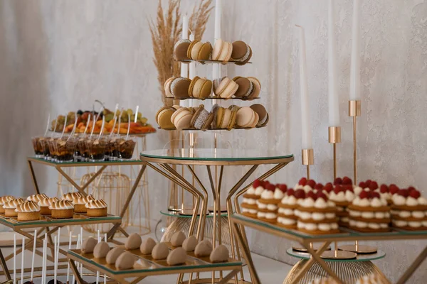 Nefis bir tatlı büfesi renkli badem kurabiyeleri, taze meyve şişleri, hassas hamur işleri ve lüks kutlamalar için altın aksanlı aksanlarla dolu katmanlı vitrinlere sahiptir.