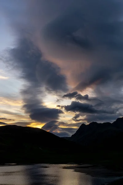 Blea Tarn Langdales Jsou Siluety Mraků Během Západu Slunce Anglické — Stock fotografie