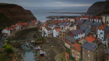 Staithes Timelapse, Scarborough, Kuzey Yorkshire yakınlarında küçük bir balıkçı kasabası. İngiltere