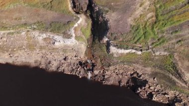 Ripponden, West Yorkshire, İngiltere 'deki Baitings Reservoir' ın geniş kapsamlı görüntüsü. Sakin su yüzeyini, baraj yapısını ve etrafındaki araziyi gösteriyor. Gün ışığında ufuk çizgisi ve durağan çerçeveyle yakalandı.