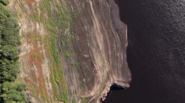 Ripponden, West Yorkshire, İngiltere 'deki Baitings Reservoir' ın geniş kapsamlı görüntüsü. Sakin su yüzeyini, baraj yapısını ve etrafındaki araziyi gösteriyor. Gün ışığında ufuk çizgisi ve durağan çerçeveyle yakalandı.