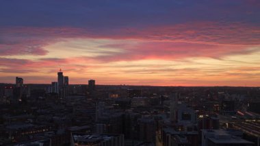 Leeds City Skyline: Gündoğumunda Görkemli Şafak Modern Mimari ve Kentsel Gelişimi Ortaya Çıkarıyor 