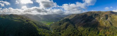 Forested Hills ve Blue Skies ile Lake District 'teki nefes kesici Borrowdale Valley manzarası