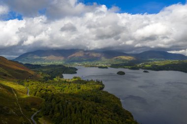 Derwent Water, Lake District 'deki dramatik Hava Hızı. Shiddaw üzerinde hareket eden bulutlar var.