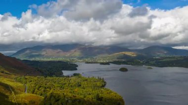 Derwent Water, Lake District 'deki dramatik Hava Hızı. Shiddaw üzerinde hareket eden bulutlar var.
