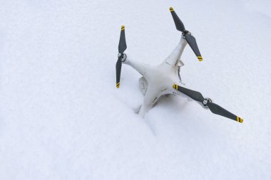 Düşen uçak. Karda düşmüş. Hayalet 3.