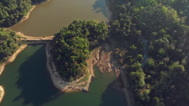 Letecký pohled na malém ostrově na bang wan jezero v Phuketu. — Stock video