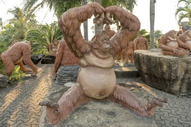 Orangutan maymun kayaya oturan heykel