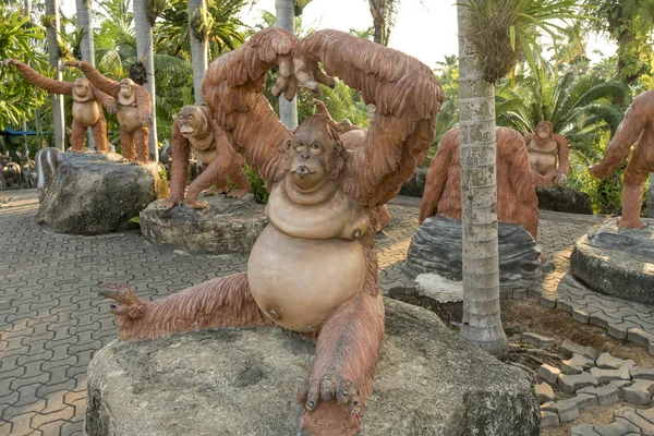 Orangutan maymun kayaya oturan heykel