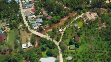 Tayland köyünün ve nehrin havadan görünüşü