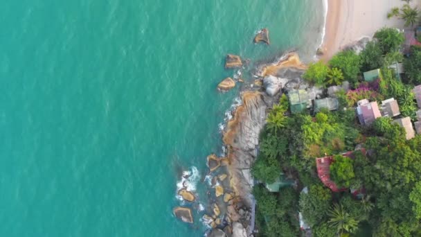 Luftaufnahme der Küste der Insel Koh Phangan in Thailand — Stockvideo