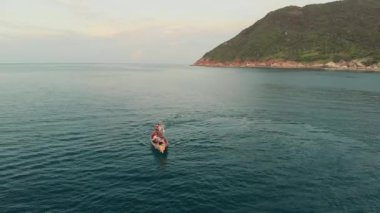 Geleneksel ahşap teknede balık tutan Tayland balıkçısının hava manzarası