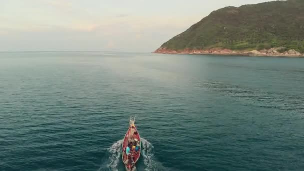 Vista aérea del pescador de Tailandia pescando en el barco tradicional de madera — Vídeos de Stock