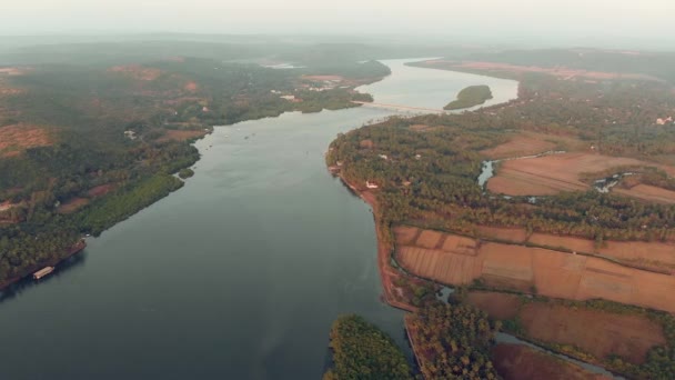 공중에서 본 고아에 있는 차포라 강 과시 올 림 다리. — 비디오