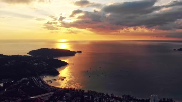 Вид с воздуха на город Патонг и океан на Пхукете — стоковое видео