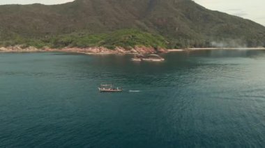 Geleneksel ahşap teknede balık tutan Tayland balıkçısının hava manzarası