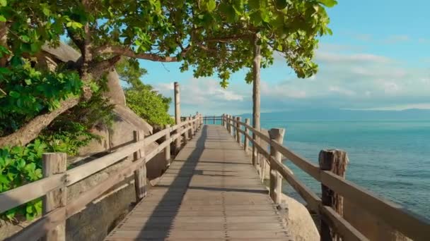 Puente de madera sobre la costa rocosa de la isla — Vídeos de Stock