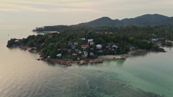 Luftaufnahme eines Bungalow-Dorfes am Strand der tropischen Insel. — Stockvideo