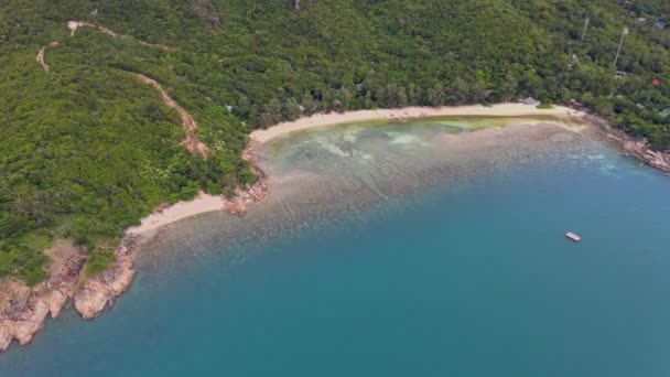 Vista aérea de la playa de la isla y la costa rocosa — Vídeos de Stock