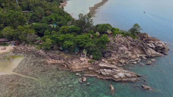 Vista aérea de la playa de la isla con bungalow y costa rocosa en la playa Haad Khom — Vídeos de Stock