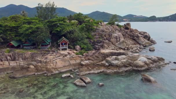 Vzdušný výhled na ostrovní pláž s bungalovem a skalnatým pobřežím na pláži Haad Khom — Stock video