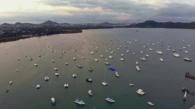 Phuket 'te yatları olan Chalong Körfezi' nin havadan görüntüsü.