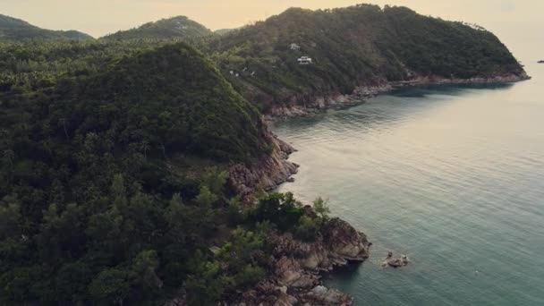 Vista aérea na costa rochosa da ilha de Phangan — Vídeo de Stock