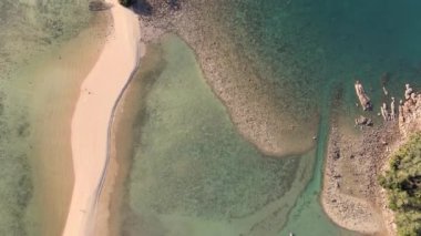 Hava aracı görüntüsü Koh Ma adası Ko Phangan Tayland. Mae Haad Sahili
