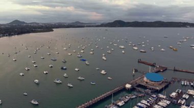 Phuket 'te yatları olan Chalong Körfezi' nin havadan görüntüsü.