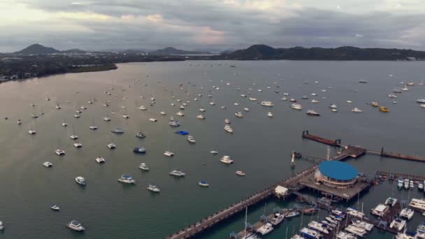 Вид с воздуха на залив Чалонг с яхтами на Пхукете — стоковое видео