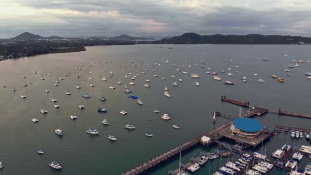 Luchtfoto van Chalong baai met jachten in Phuket — Stockvideo